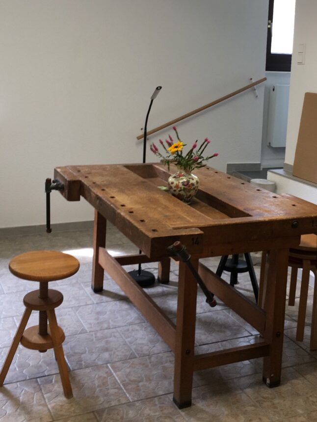 Die große Holzwerkbank in den Praxisräumen Ergotherapie Wieland Gailingen.